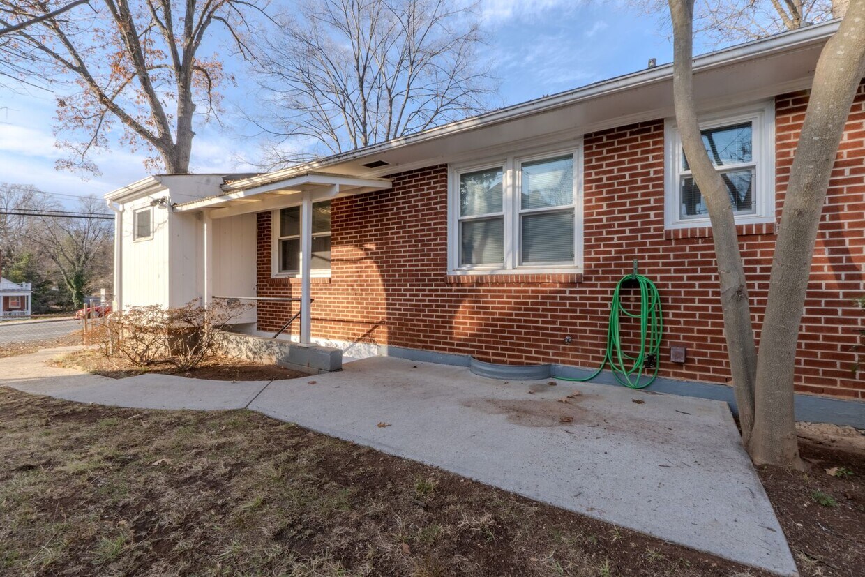 Primary Photo - Wonderful Basement Apartment off Rosehill ...