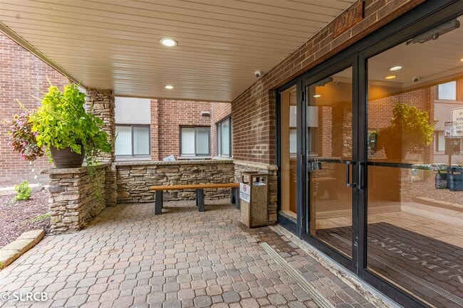 Building Photo - 1 br, 1 bath Condo - 1919 S Wolf Rd Apt 409