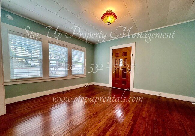 Foto del edificio - Cozy Downtown 2 Bedroom Bungalow in the He...