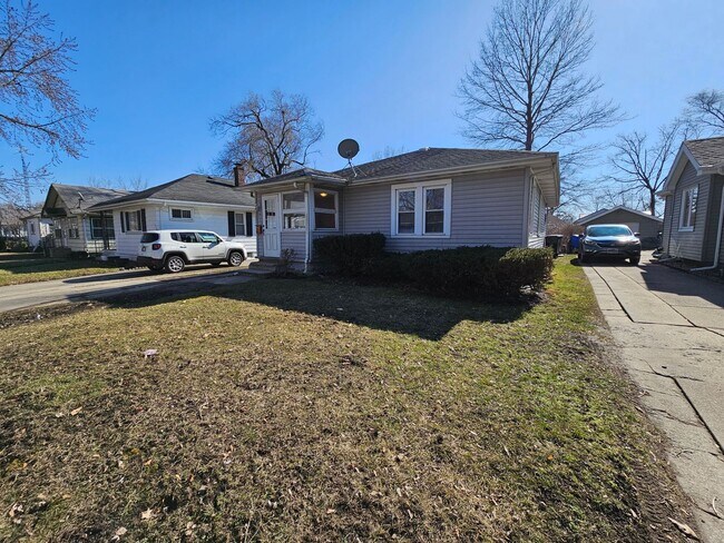 Building Photo - 2 bed, 1 bath. Hardwood floors.