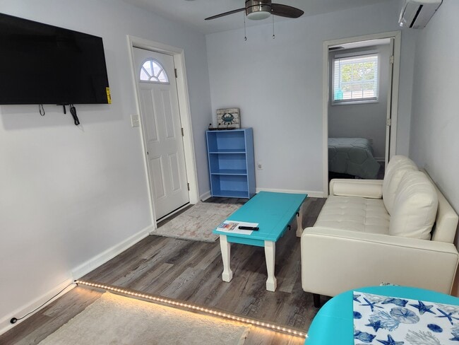 Building Photo - 1204 Lossing Ave