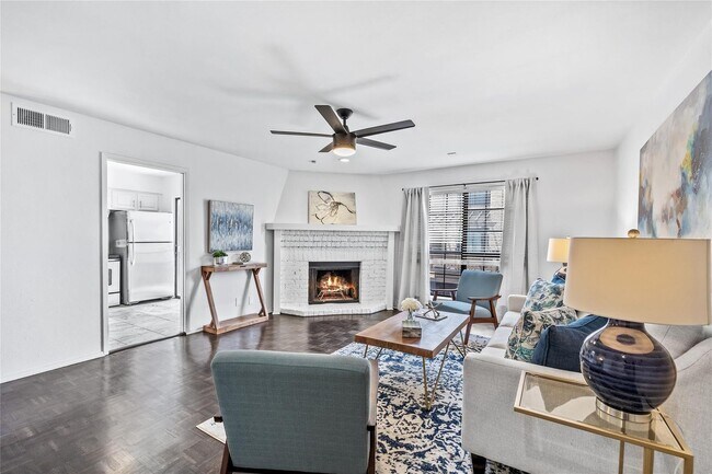 Foto del edificio - Lower Greenville Gated Condo with Garage