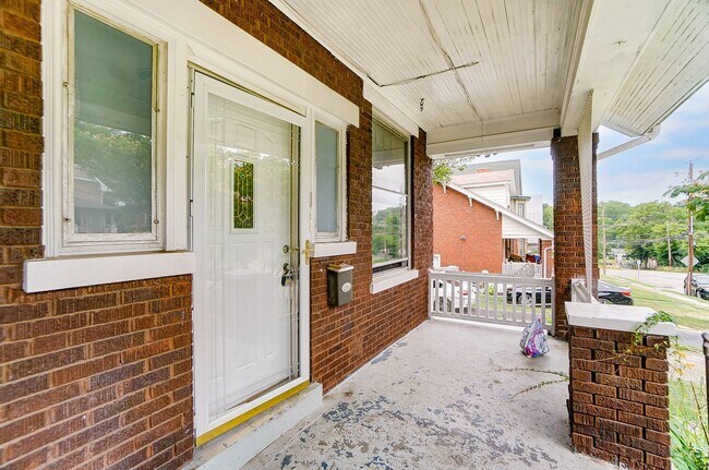 Building Photo - 3 Bedroom, 1 Bathroom Home, Large Entertai...