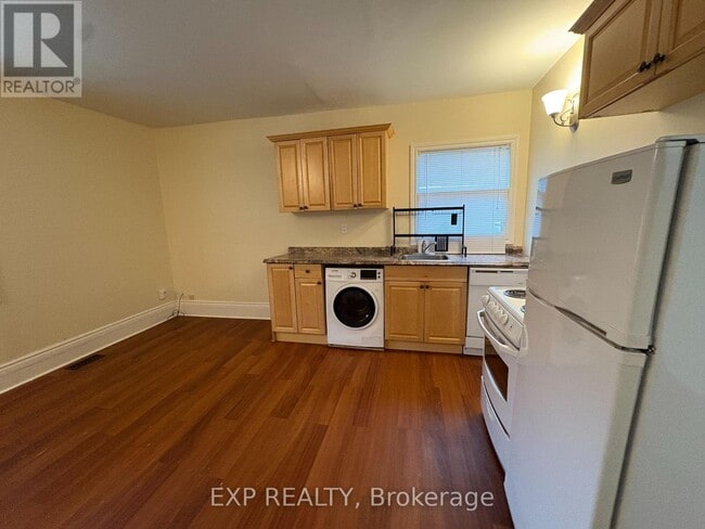 Building Photo - 567 Pearson St