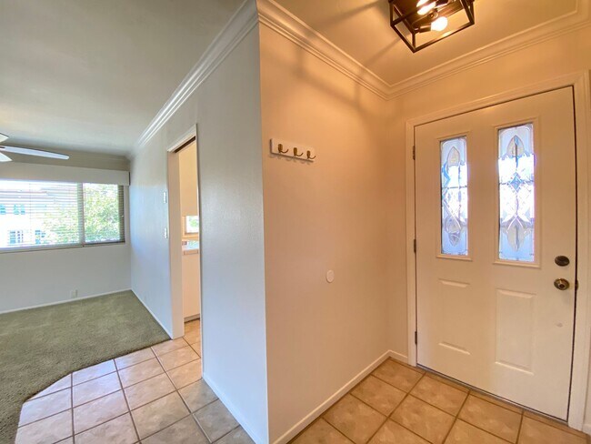 Foto del edificio - Beautiful corner condo in Lake San Marcos