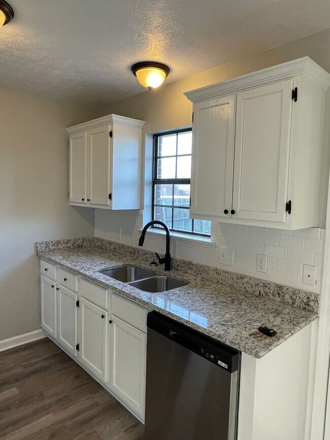 Building Photo - Updated 3/2 with privacy fence!