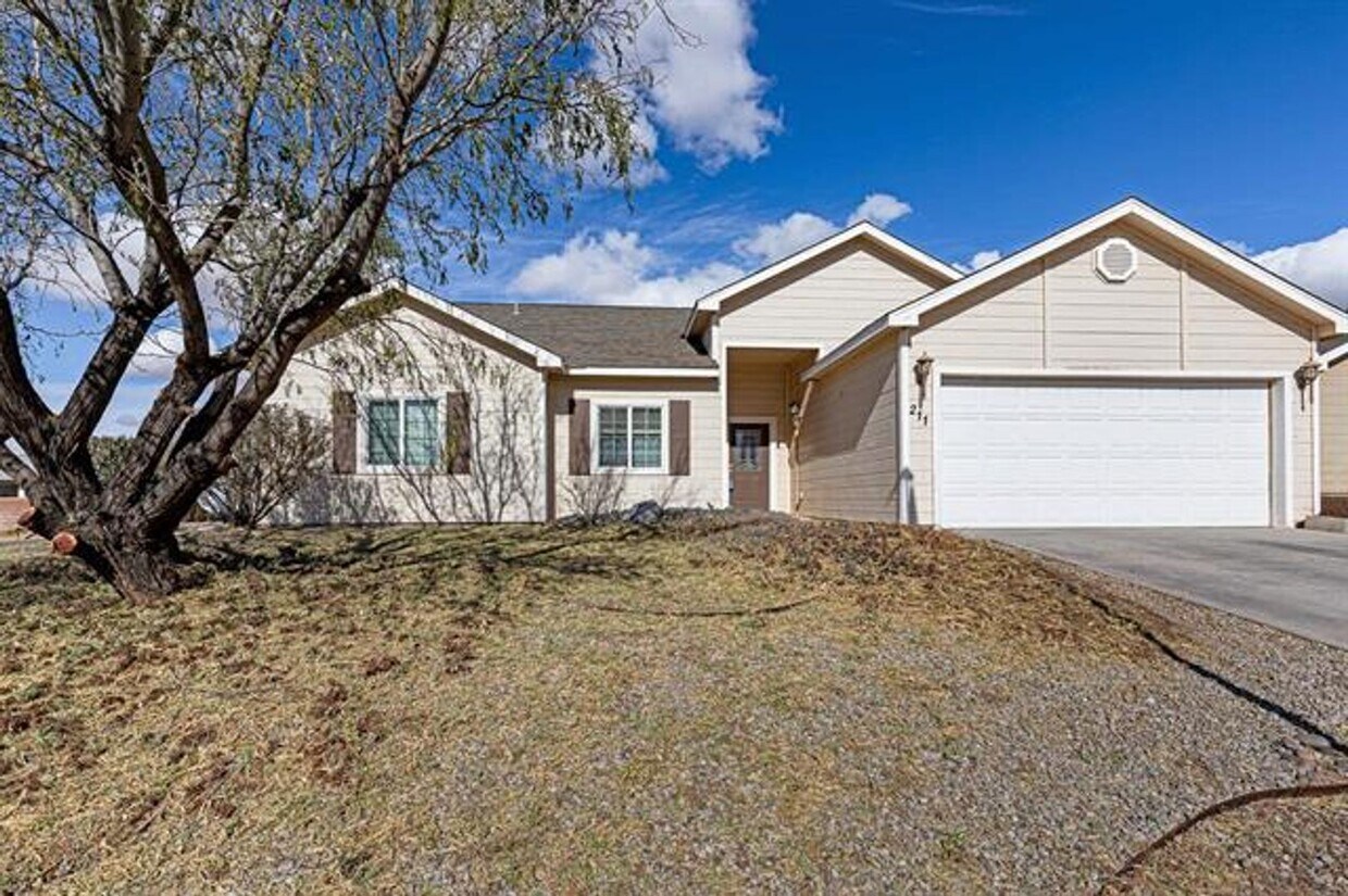 Primary Photo - 3 Bed 2 Bath Fully Furnished Home - Pet Fr...