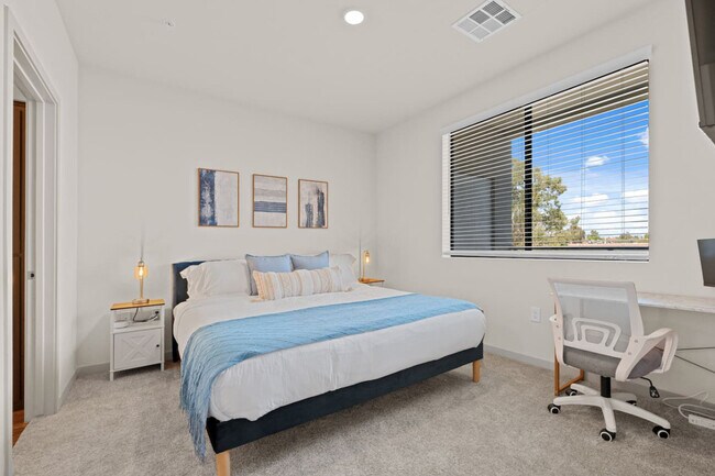 Building Photo - 711 W Broadway Rd