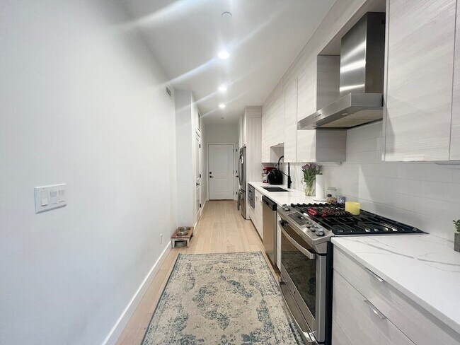 Foto del edificio - 360 Meridian St