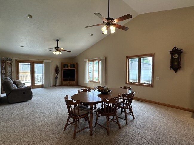 Building Photo - Spacious 3 Bed / 3 Bath Duplex in Sanborn, IA