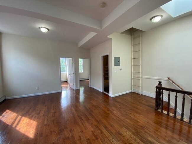 Foto del edificio - 4 bedroom in BRONX NY 10452