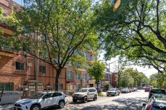 Foto del edificio - 90-12 Whitney Ave