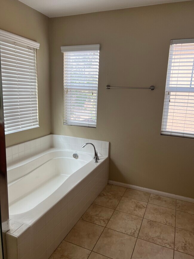 Building Photo - 12851 Serpentine Way