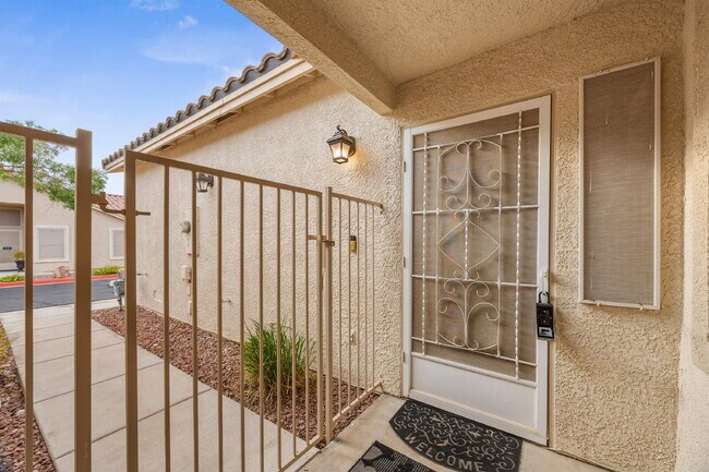 Foto del edificio - Charming and spacious single-story townhome nestled within a gated community in the desirable Nor...