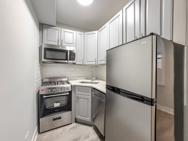 Building Photo - 545 W Belmont Ave