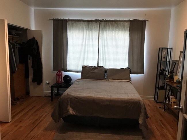 Foto del edificio - 2110 N Western Ave