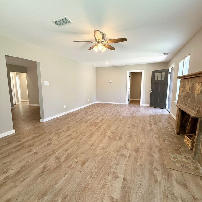 Building Photo - Pre-leasing for August! - 5 Bedroom 5 Bath Home Two Story Home!
