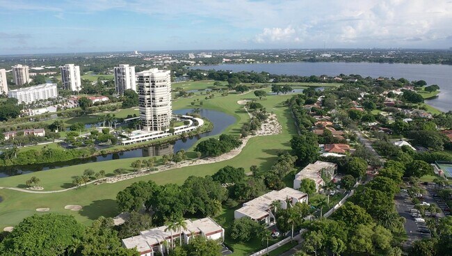 Foto del edificio - 1739 Embassy Dr