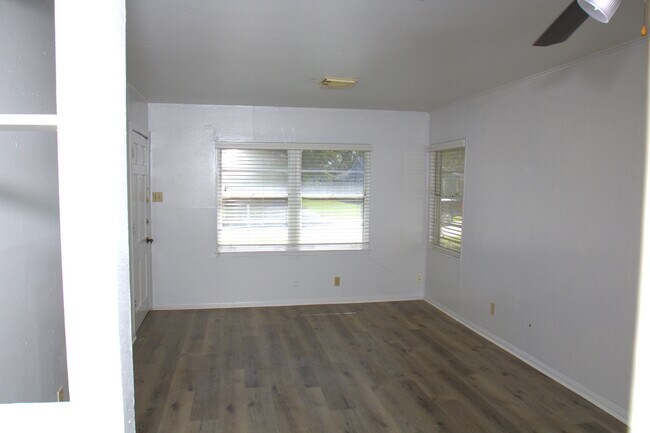 Building Photo - 1117 Chevy Chase