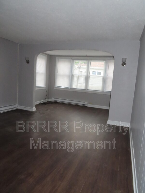 Building Photo - 242 E Holland St
