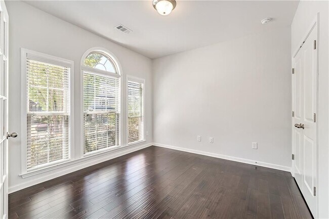 Building Photo - 850 Grove Valley Dr