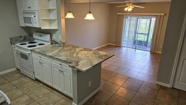 Building Photo - First Floor Lakefront Condo in Altamonte S...