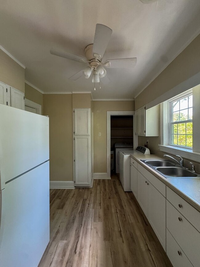 Building Photo - 512 1/2 Westmont Drive