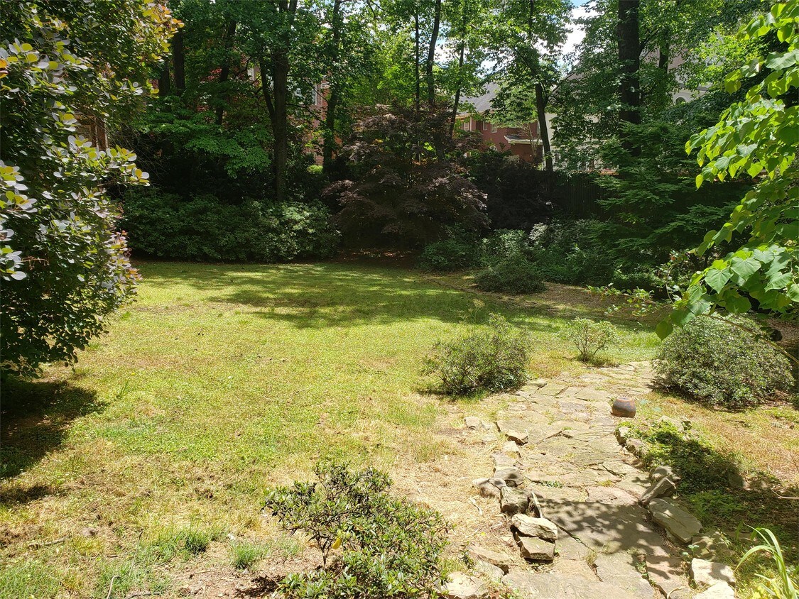 Building Photo - 2997 Shady Valley Dr NE