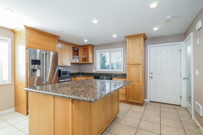 Building Photo - 1526 192nd St SE