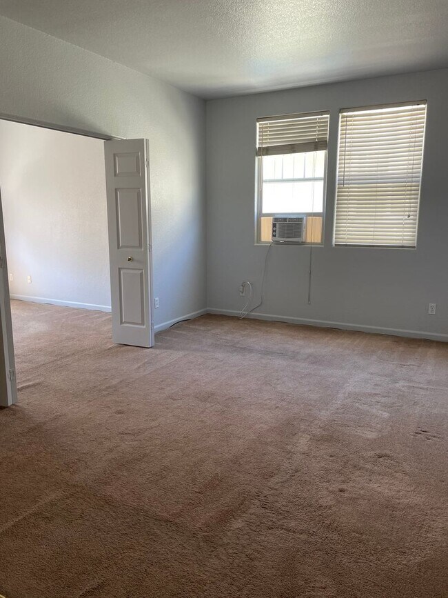 Building Photo - Cute 1 bedroom 1 bath Upstairs Granny Unit!
