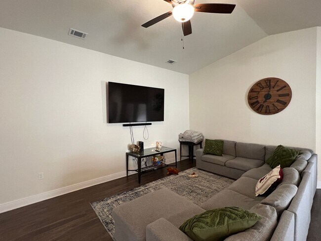 Building Photo - Stunning off Bell Lane