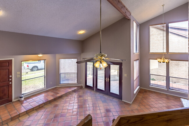 Foto del edificio - Two-story - 2 bedroom/ 2.5 bath townhome -...