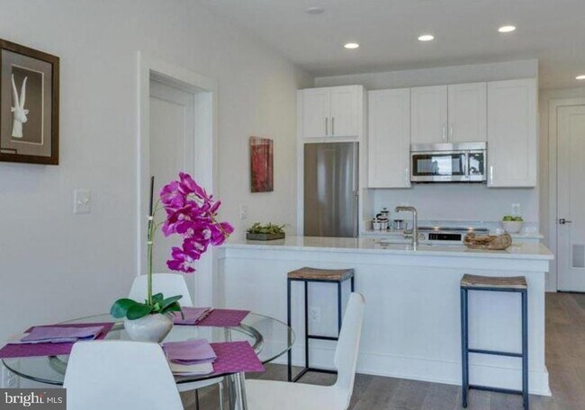 Foto del edificio - 1412 Chapin Street NW Unit 2