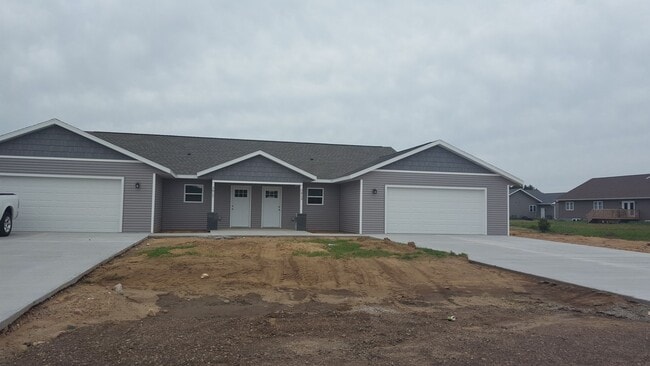 Building Photo - 2 Bedroom Duplex