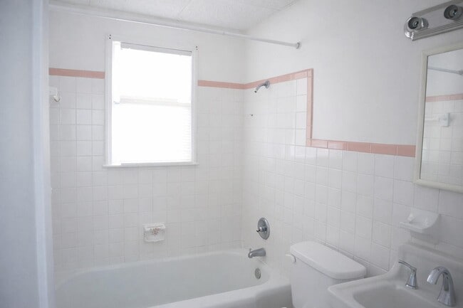 Building Photo - 1056 NE 34th Ct