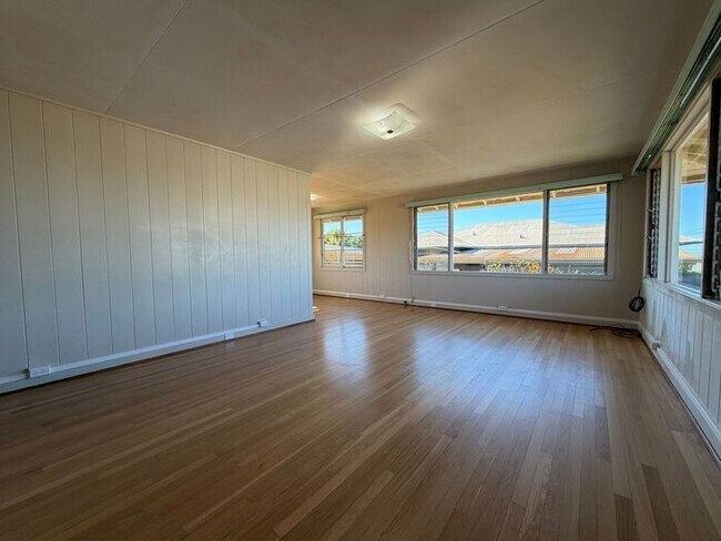 Foto del edificio - Pearl City: 3 bedroom 1.5 bath single family home with 1 car carport