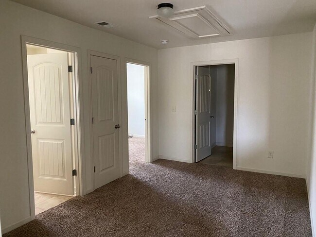 Building Photo - 867 Pine Ln