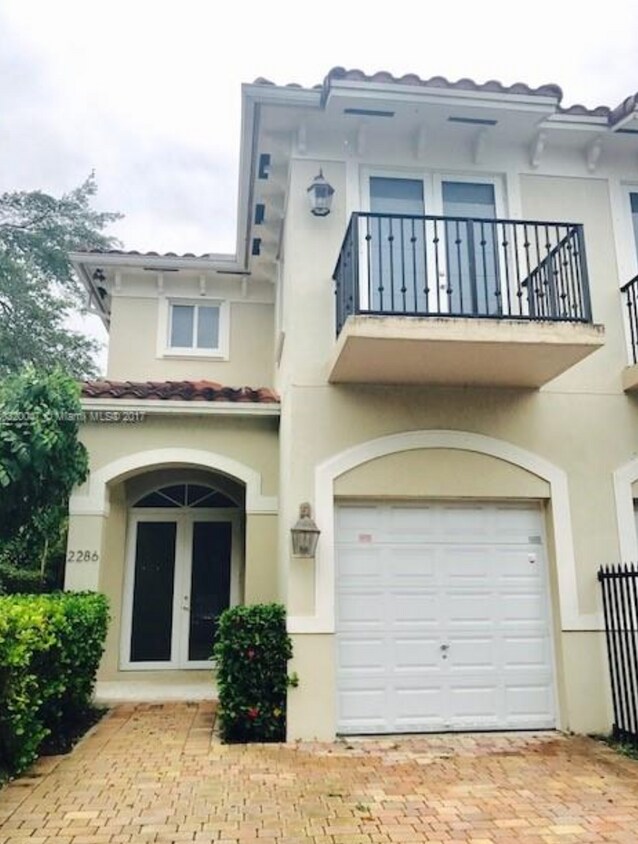 Primary Photo - Beautiful Townhome for Rent