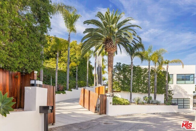 Foto del edificio - 9405 Sierra Mar Pl