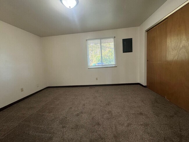 Building Photo - TIKI - 4563-4569 Croftshire Dr.