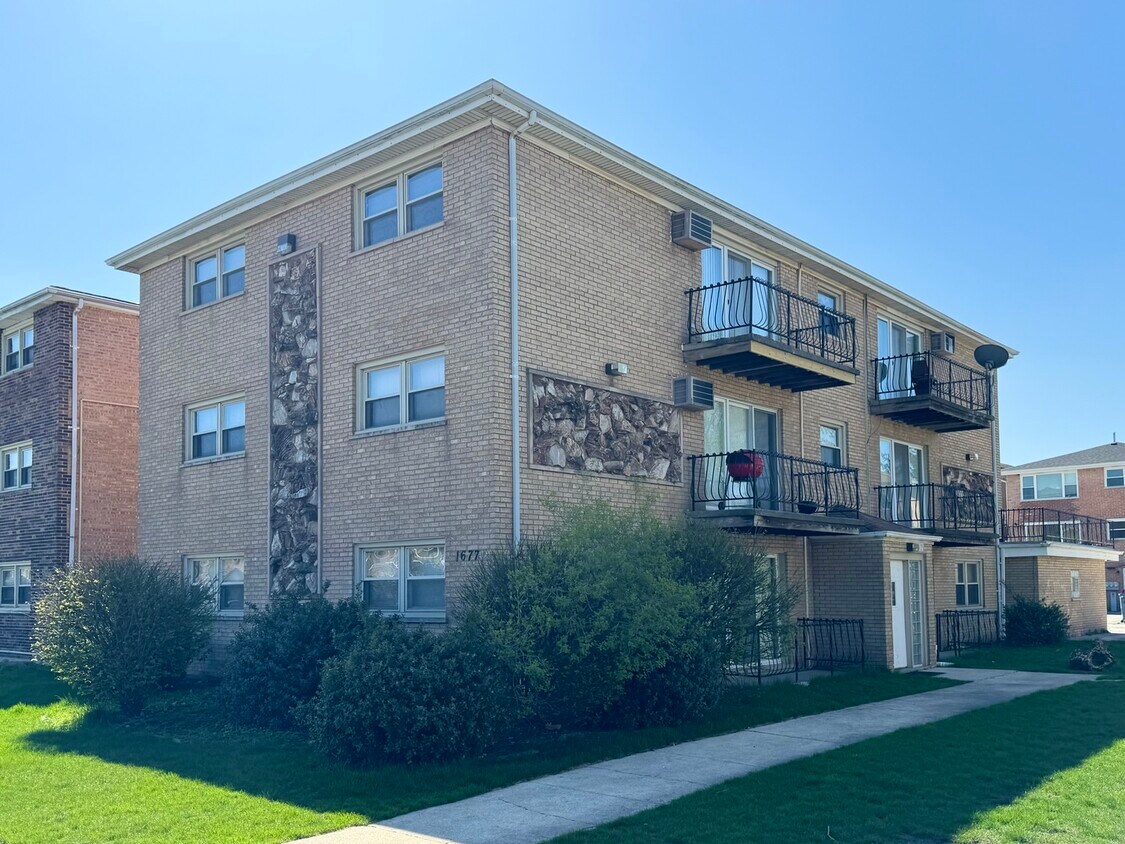 Primary Photo - 1677 Harbor Ave