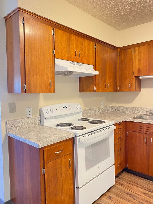 Building Photo - Cozy 2 Bedroom, 1 Bathroom Apartment in Th...