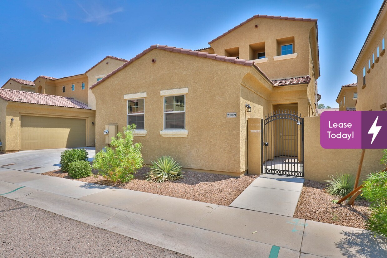 Foto principal - 1367 S Country Club Dr
