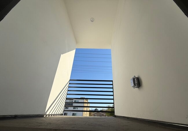 Foto del edificio - 11451-11455 Victory Blvd
