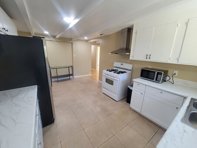 Building Photo - Lovely 5 Bedroom Two Bathroom Home in Sacr...