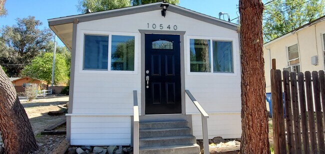 Building Photo - 10540 Hillhaven Ave