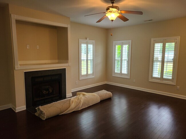 Building Photo - 4 Bedroom, 2.5 bath located in Everetts Cr...