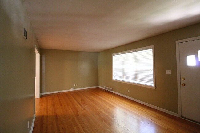 Building Photo - 2 Bedroom 1 Bath House in Mission, Kansas