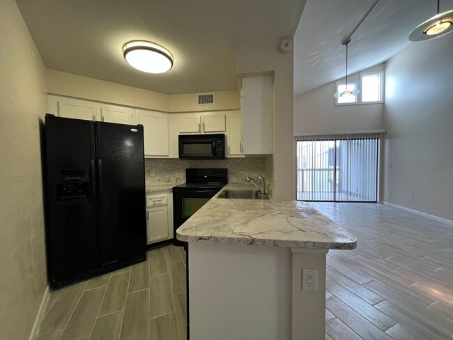 Building Photo - Fully Renovated 2 Bedroom 2 Bathroom Ventu...