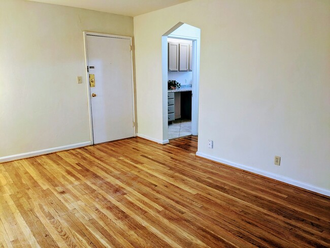 Photo - 5922 Belmont Avenue, Unit 1 Apartment